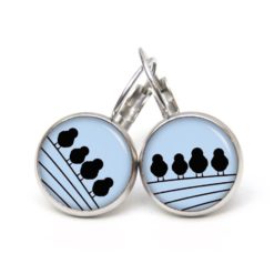 Ohrstecker, Ohrhänger, Clipse & Druckknopf – Motiv 4 Vögel auf dem Drahtseil Blau – Schmuck aus Edelstahl Ohrstecker, Ohrhänger, Clipse & Druckknopf - Motiv 4 Vögel auf dem Drahtseil Blau - Schmuck aus Edelstahl