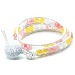 Sommerliches Leder Wickelarmband mit Perlen in Pastelltönen – Geschenkidee – Just Trisha Sommerliches Leder Wickelarmband mit Perlen in Pastelltönen - Geschenkidee - Just Trisha