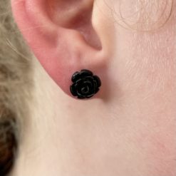 Rosen Ohrstecker schwarz – Handmade Edelstahl | Blumenohrringe von Just Trisha | Kleine Auflage Geschenkidee Rosen Ohrstecker schwarz – Handmade Edelstahl | Blumenohrringe von Just Trisha | Kleine Auflage Geschenkidee