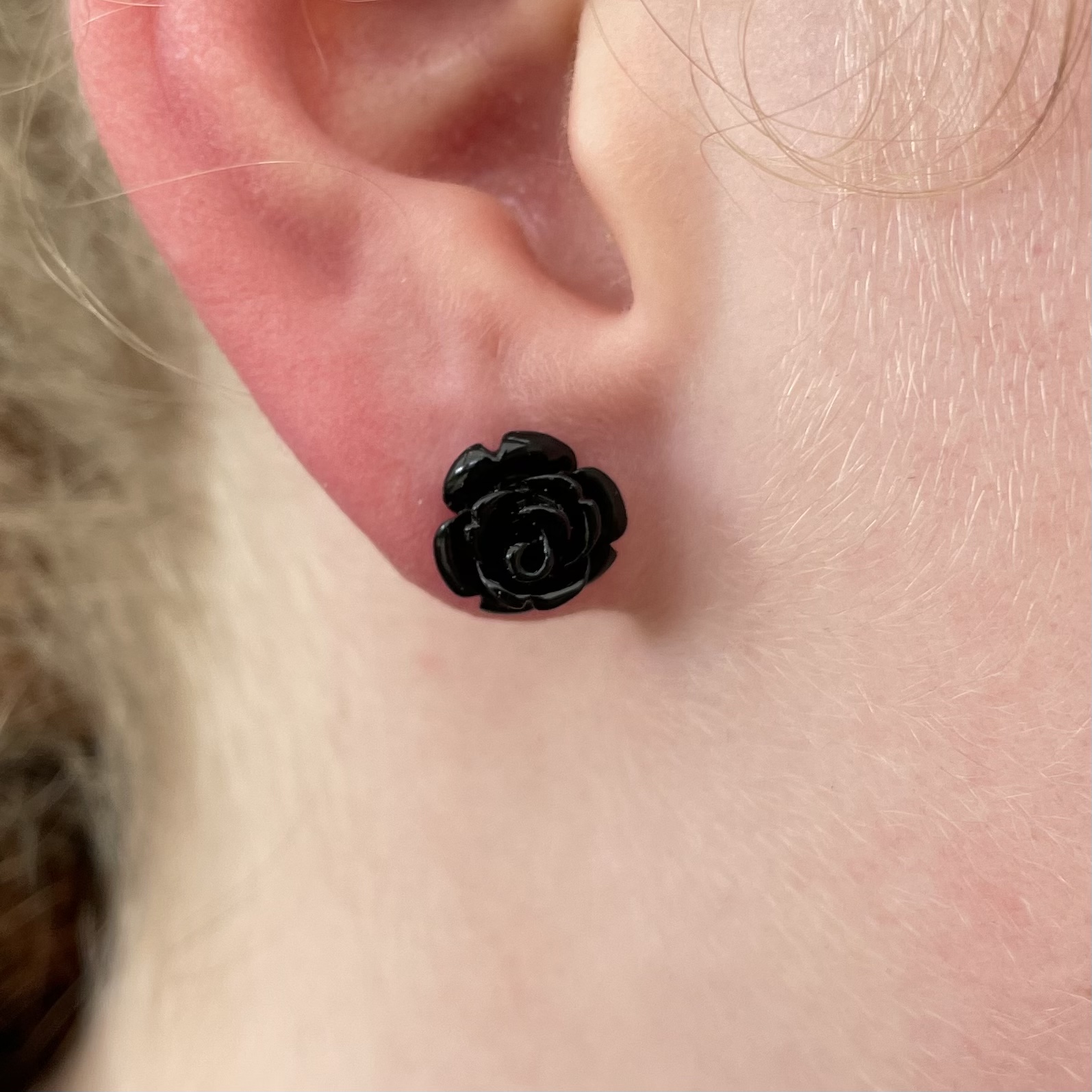 Rosen Ohrstecker schwarz – Handmade Edelstahl | Blumenohrringe von Just Trisha | Kleine Auflage Geschenkidee Rosen Ohrstecker schwarz – Handmade Edelstahl | Blumenohrringe von Just Trisha | Kleine Auflage Geschenkidee