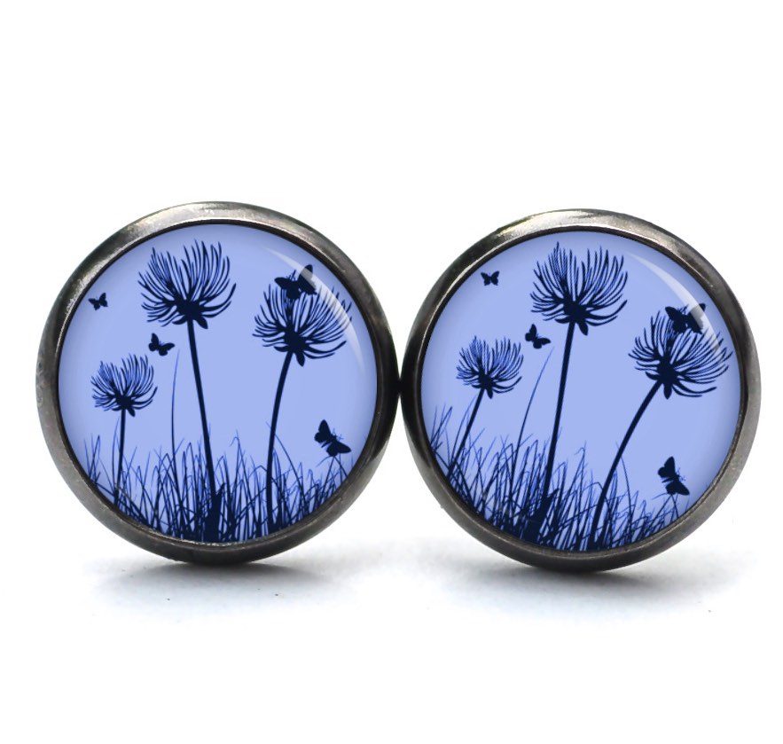Ohrstecker, Ohrhänger, Clipse & Druckknopf – Motiv zarte Pusteblume in Jeansblau – Schmuck aus Edelstahl Ohrstecker, Ohrhänger, Clipse & Druckknopf – Motiv zarte Pusteblume in Jeansblau – Schmuck aus Edelstahl
