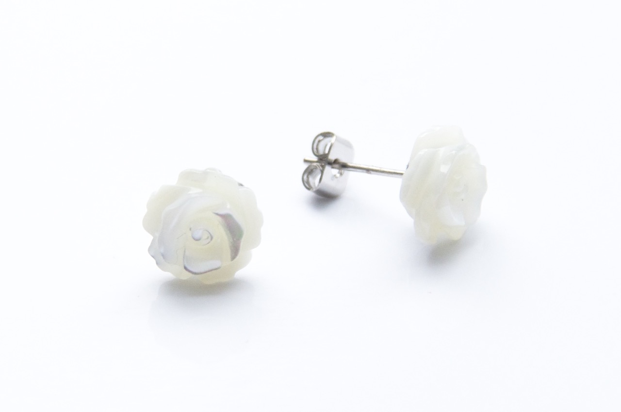 Große Perlmutt Rosen Ohrstecker creme – Handmade Edelstahl | Blumenohrringe von Just Trisha | Kleine Auflage Geschenkidee Perlmutt Rosen Ohrstecker creme – Handmade Edelstahl | Blumenohrringe von Just Trisha | Kleine Auflage Geschenkidee
