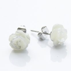 Kleine Perlmutt Rosen Ohrstecker creme – Handmade Edelstahl | Blumenohrringe von Just Trisha | Kleine Auflage Geschenkidee