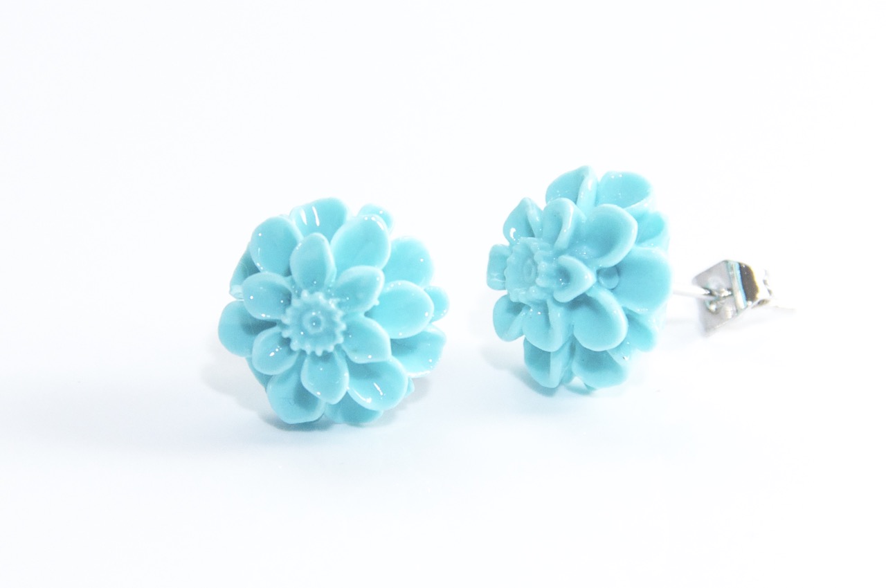 Chrysanthemen Ohrstecker Türkis – Handmade Edelstahl | Blumenohrringe von Just Trisha | Kleine Auflage Geschenkidee Chrysanthemen Ohrstecker Türkis – Handmade Edelstahl | Blumenohrringe von Just Trisha | Kleine Auflage Geschenkidee