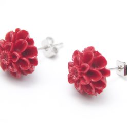 Chrysanthemen Ohrstecker Rot – Handmade Edelstahl | Blumenohrringe von Just Trisha | Kleine Auflage Geschenkidee Chrysanthemen Ohrstecker Rot – Handmade Edelstahl | Blumenohrringe von Just Trisha | Kleine Auflage Geschenkidee