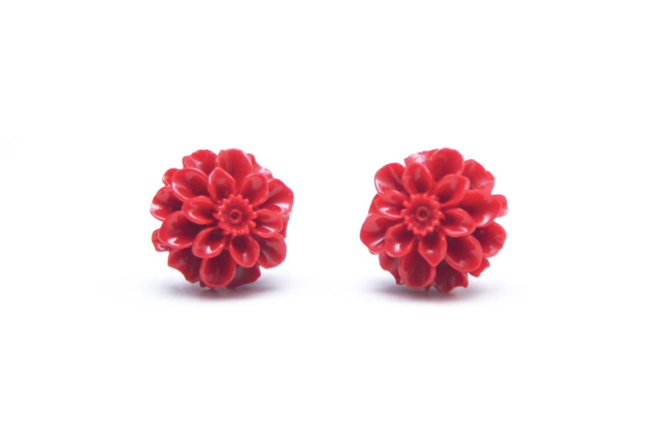 Chrysanthemen Ohrstecker Rot – Handmade Edelstahl | Blumenohrringe von Just Trisha | Kleine Auflage Geschenkidee Chrysanthemen Ohrstecker Rot – Handmade Edelstahl | Blumenohrringe von Just Trisha | Kleine Auflage Geschenkidee