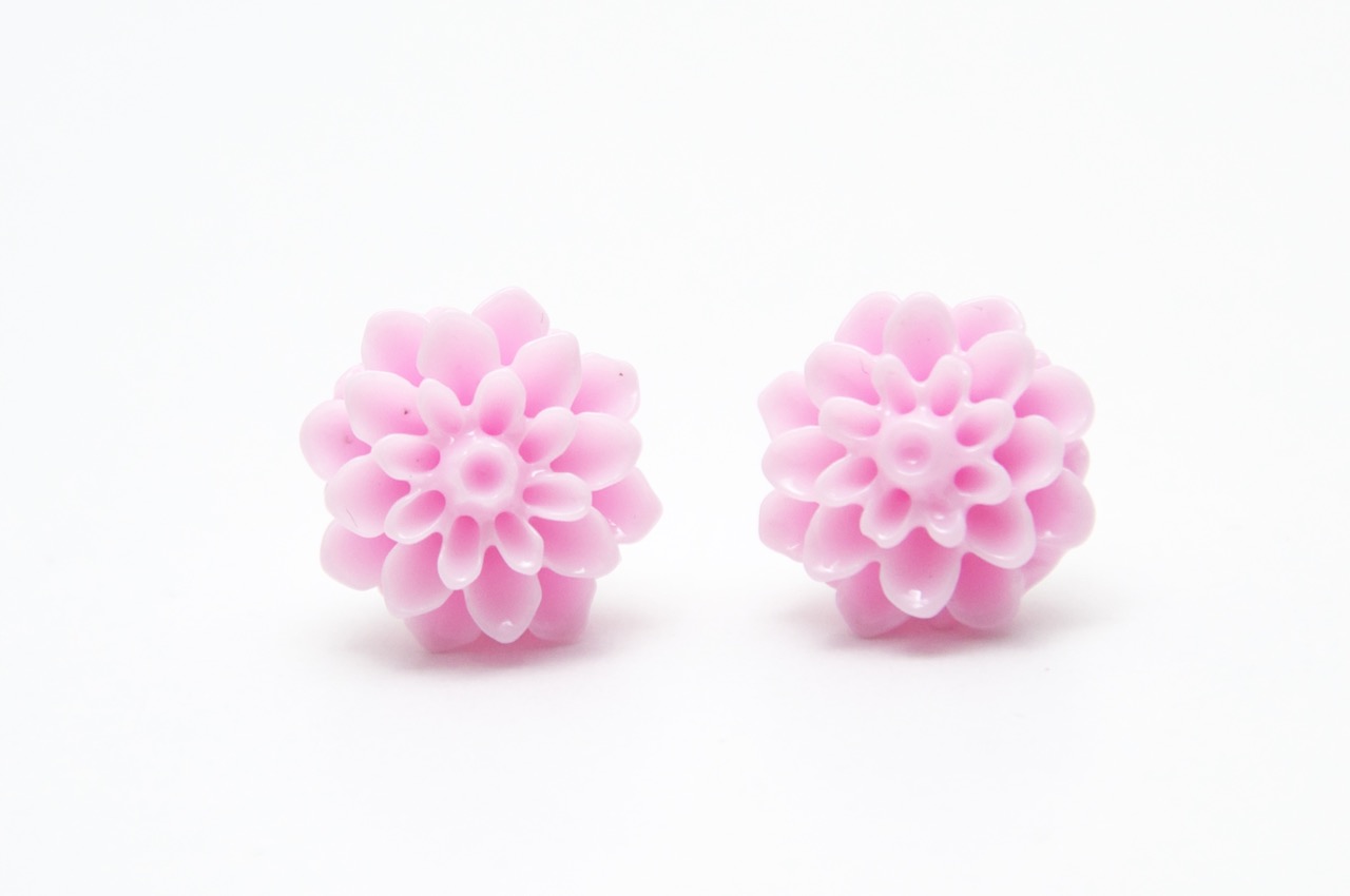 Chrysanthemen Ohrstecker Rosa – Handmade Edelstahl | Blumenohrringe von Just Trisha | Kleine Auflage Geschenkidee Chrysanthemen Ohrstecker Rosa – Handmade Edelstahl | Blumenohrringe von Just Trisha | Kleine Auflage Geschenkidee