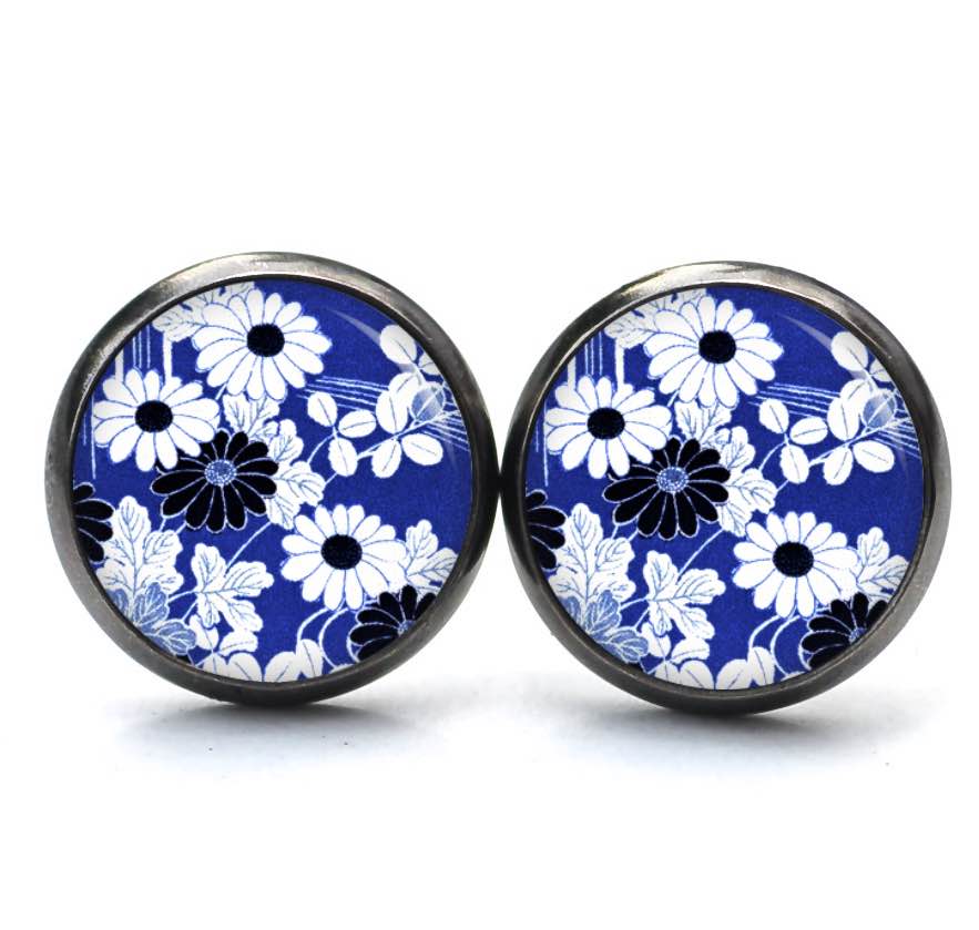 Ohrstecker, Ohrhänger, Clipse & Druckknopf – Motiv Weiß blaue Margeriten – Schmuck aus Edelstahl Ohrstecker, Ohrhänger, Clipse & Druckknopf – Motiv Weiß blaue Margeriten – Schmuck aus Edelstahl