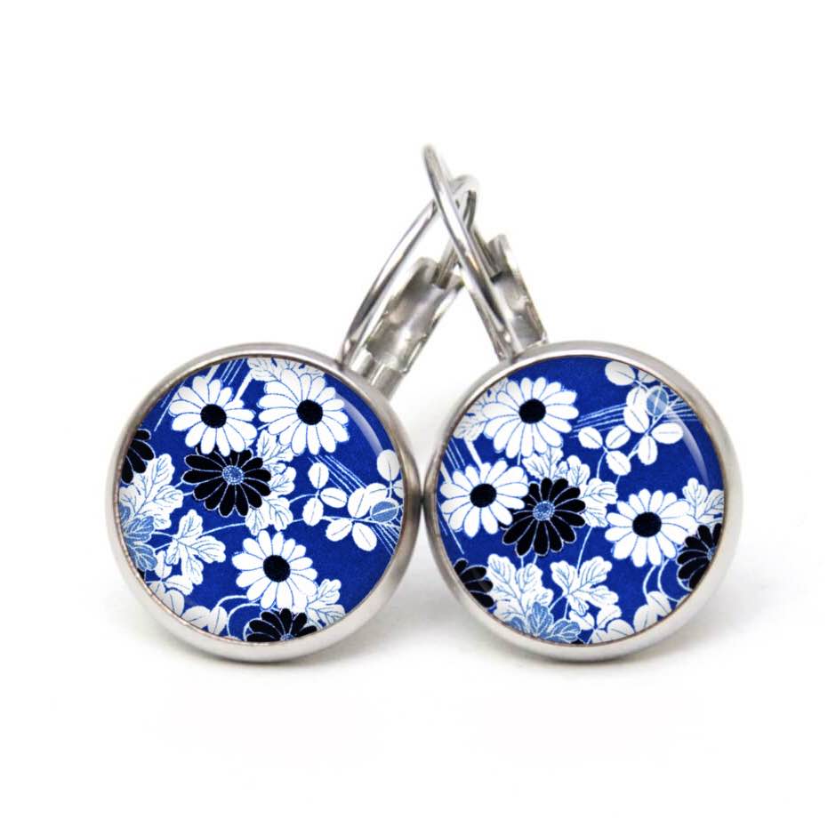 Ohrstecker, Ohrhänger, Clipse & Druckknopf – Motiv Weiß blaue Margeriten – Schmuck aus Edelstahl Ohrstecker, Ohrhänger, Clipse & Druckknopf – Motiv Weiß blaue Margeriten – Schmuck aus Edelstahl