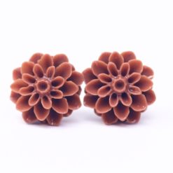 Chrysanthemen Ohrstecker Braun – Handmade Edelstahl | Blumenohrringe von Just Trisha | Kleine Auflage Geschenkidee