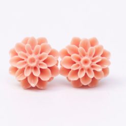 Chrysanthemen Ohrstecker Pfirsich – Handmade Edelstahl | Blumenohrringe von Just Trisha | Kleine Auflage Geschenkidee