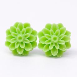 Chrysanthemen Ohrstecker Hellgrün – Handmade Edelstahl | Blumenohrringe von Just Trisha | Kleine Auflage Geschenkidee