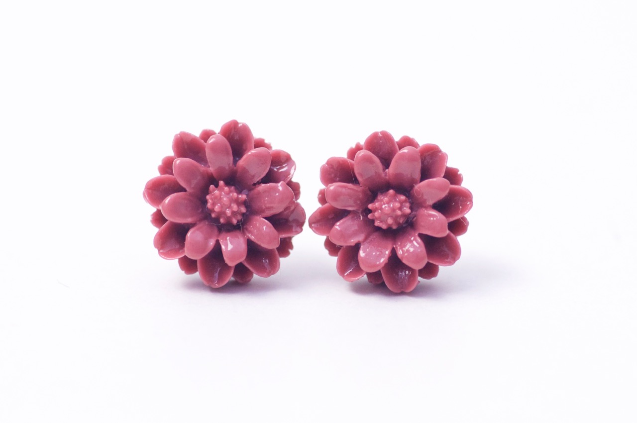 Blumen Ohrstecker Weinrot 12mm – Filigrane Blüten Ohrstecker Edelstahl | Handmade Just Trisha | Kleine Auflage Blumen Ohrstecker Weinrot 12mm - Filigrane Blüten Ohrstecker Edelstahl | Handmade Just Trisha | Kleine Auflage