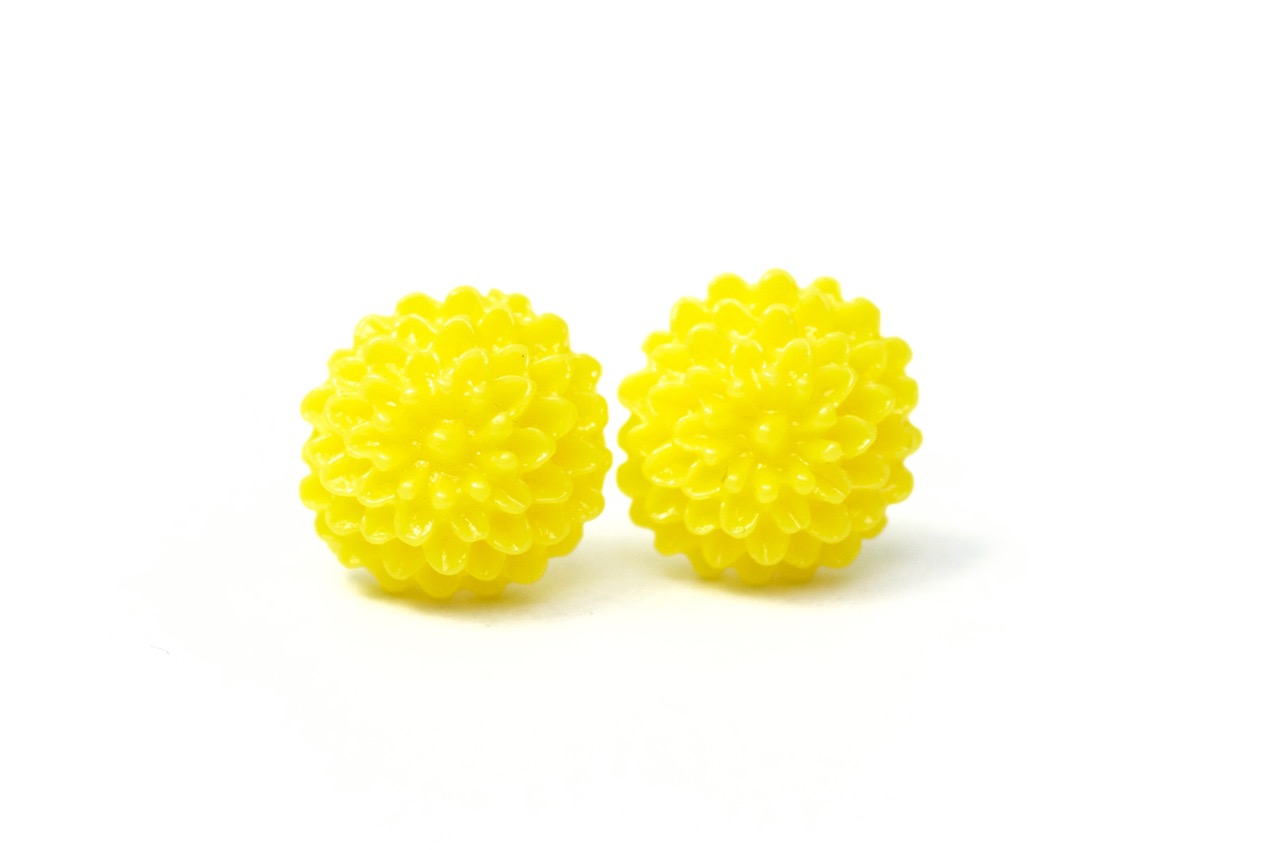 Blumen Ohrstecker Gelb 10mm – Handmade Edelstahl | Zarte Blüten von Just Trisha | Kleine Auflage Geschenkidee Blumen Ohrstecker Gelb 10mm - Handmade Edelstahl | Zarte Blüten von Just Trisha | Kleine Auflage Geschenkidee