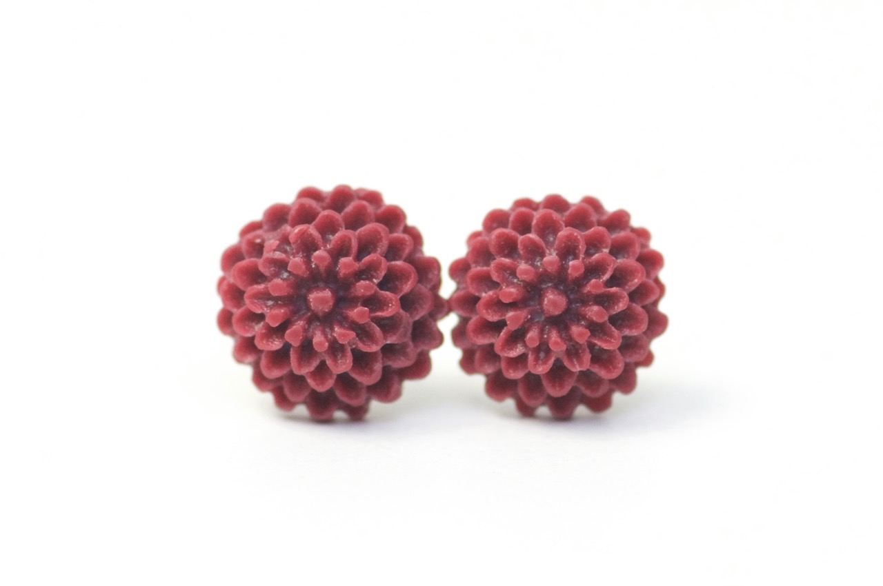 Blumen Ohrstecker Weinrot 10mm – Handmade Edelstahl | Zarte Blüten von Just Trisha | Kleine Auflage Geschenkidee Blumen Ohrstecker Weinrot 10mm - Handmade Edelstahl | Zarte Blüten von Just Trisha | Kleine Auflage Geschenkidee
