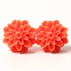 Chrysanthemen Ohrstecker Orange – Handmade Edelstahl | Blumenohrringe von Just Trisha | Kleine Auflage Geschenkidee