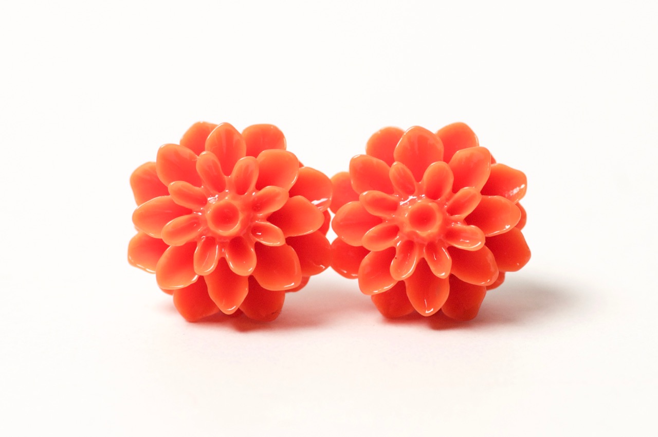 Chrysanthemen Ohrstecker Orange – Handmade Edelstahl | Blumenohrringe von Just Trisha | Kleine Auflage Geschenkidee Chrysanthemen Ohrstecker Orange – Handmade Edelstahl | Blumenohrringe von Just Trisha | Kleine Auflage Geschenkidee
