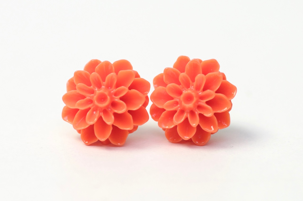Chrysanthemen Ohrstecker Orange – Handmade Edelstahl | Blumenohrringe von Just Trisha | Kleine Auflage Geschenkidee Chrysanthemen Ohrstecker Orange – Handmade Edelstahl | Blumenohrringe von Just Trisha | Kleine Auflage Geschenkidee