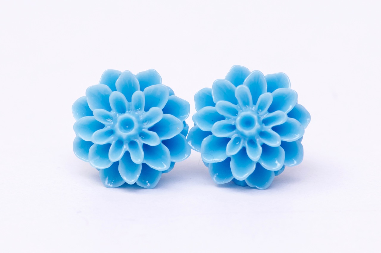 Chrysanthemen Ohrstecker Hellblau – Handmade Edelstahl | Blumenohrringe von Just Trisha | Kleine Auflage Geschenkidee Chrysanthemen Ohrstecker Hellblau – Handmade Edelstahl | Blumenohrringe von Just Trisha | Kleine Auflage Geschenkidee