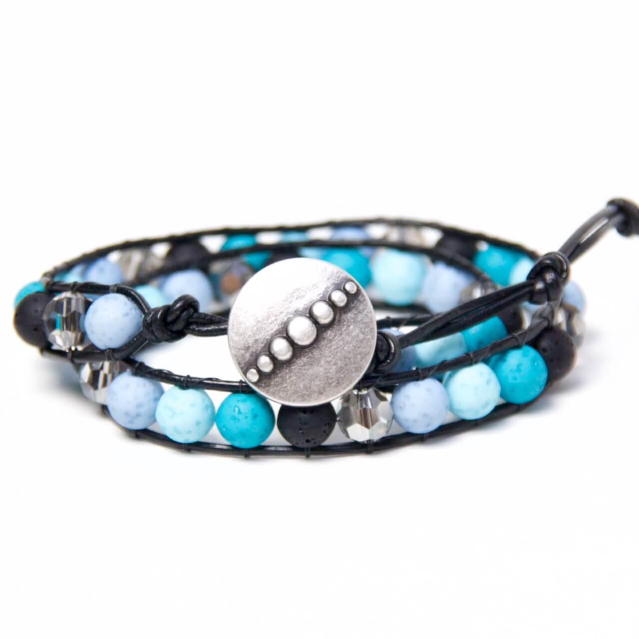 Wickelarmband aus Leder mit Polarisperlen – Just Trisha Wickelarmband aus Leder mit Polarisperlen - Just Trisha
