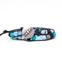 Wickelarmband aus Leder mit Polarisperlen – Just Trisha Wickelarmband aus Leder mit Polarisperlen - Just Trisha