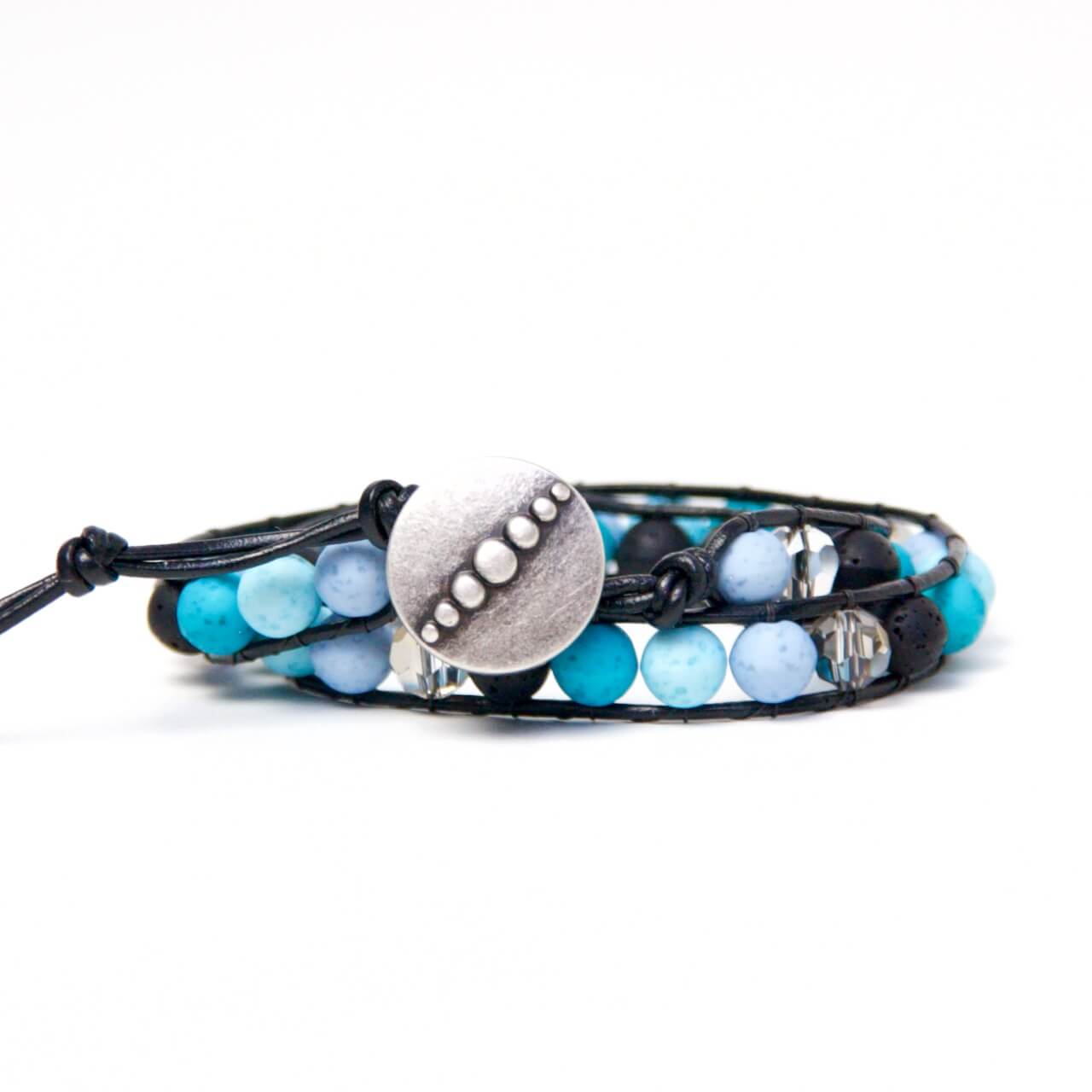 Wickelarmband aus Leder mit Polarisperlen – Just Trisha Wickelarmband aus Leder mit Polarisperlen - Just Trisha