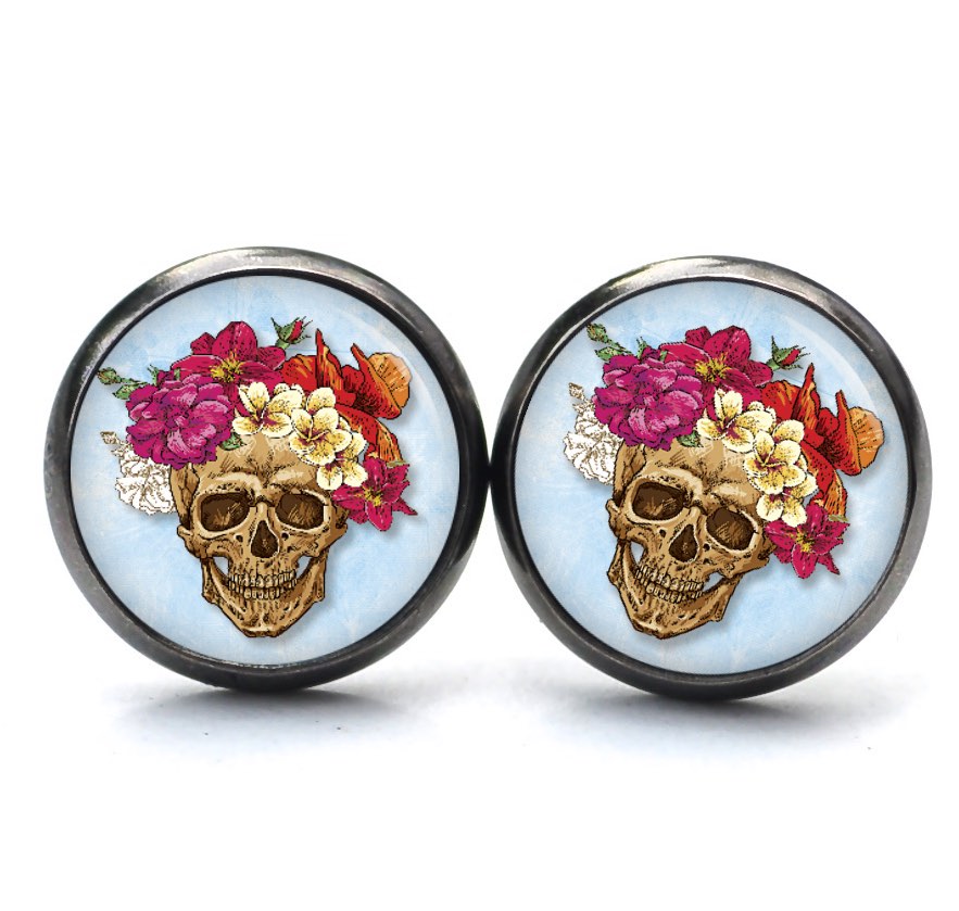 Ohrstecker, Ohrhänger, Clipse & Druckknopf – Motiv Totenkopf mit Blumen Frühling Hellblau – Schmuck aus Edelstahl Ohrstecker, Ohrhänger, Clipse & Druckknopf – Motiv Totenkopf mit Blumen Frühling Hellblau – Schmuck aus Edelstahl