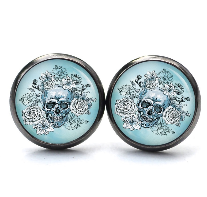 Ohrstecker, Ohrhänger, Clipse & Druckknopf – Motiv Totenkopf mit Blumen Frühling Hellblau – Schmuck aus Edelstahl Ohrstecker, Ohrhänger, Clipse & Druckknopf – Motiv Totenkopf mit Blumen Frühling Hellblau – Schmuck aus Edelstahl
