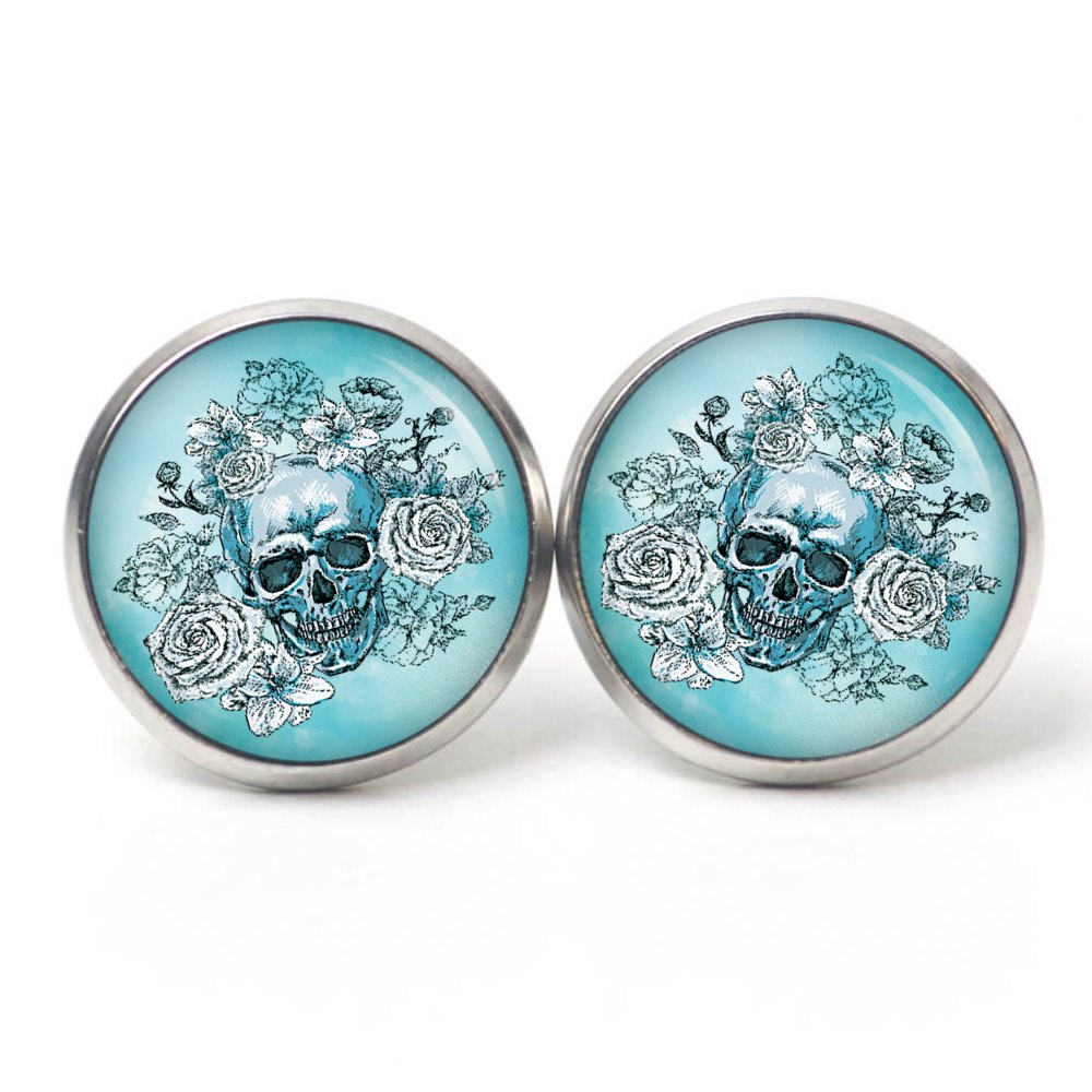 Ohrstecker, Ohrhänger, Clipse & Druckknopf – Motiv Totenkopf mit Blumen Frühling Hellblau – Schmuck aus Edelstahl Ohrstecker, Ohrhänger, Clipse & Druckknopf – Motiv Totenkopf mit Blumen Frühling Hellblau – Schmuck aus Edelstahl