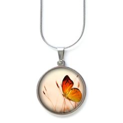 Edelstahl Kette mit Schmetterling auf der Wiese - handgemachte Halskette - Just Trisha