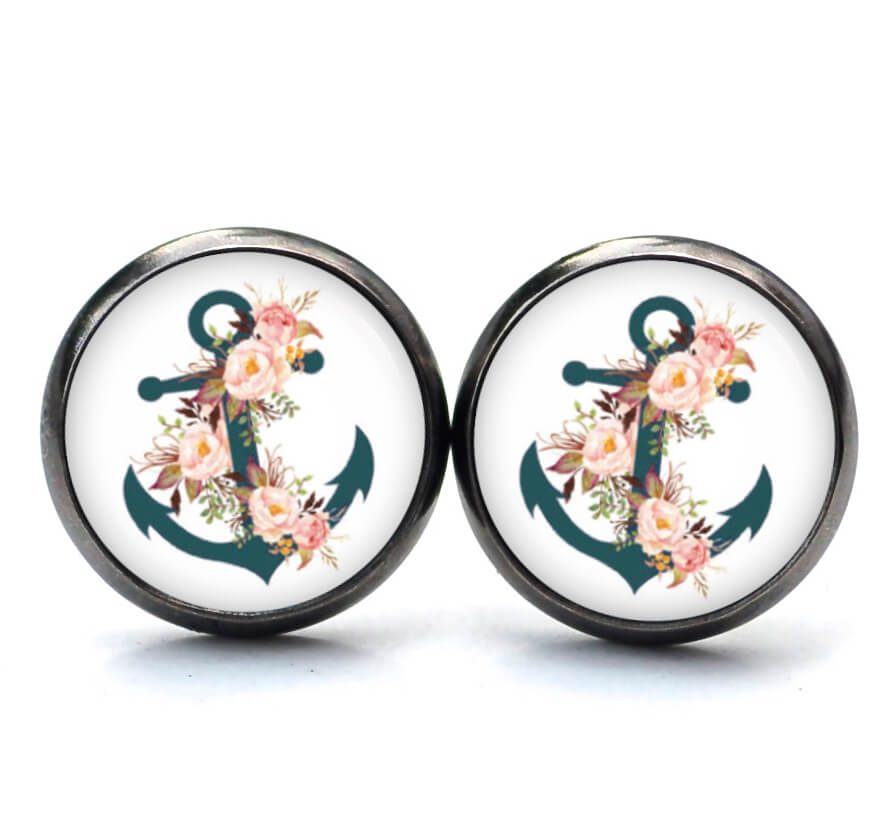 Emerald Anker Ohrringe aus Edelstahl – Maritimes Blumen Motiv – Just Trisha Emerald Anker Ohrringe aus Edelstahl - Maritimes Blumen Motiv - Just Trisha