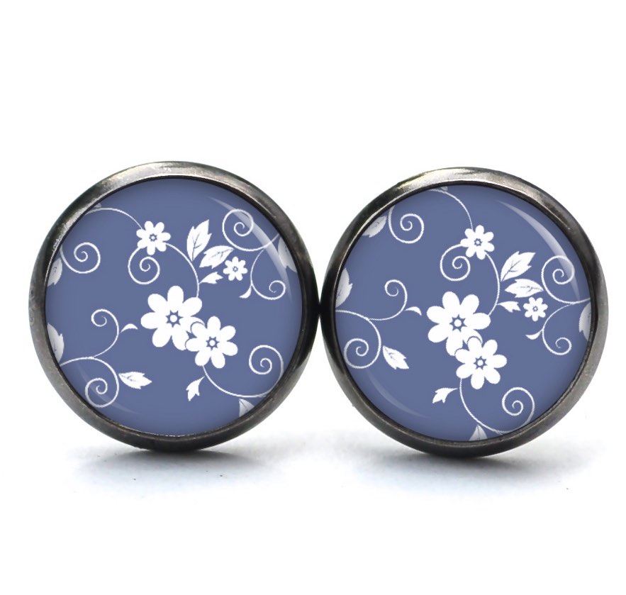 Ohrstecker, Ohrhänger, Clipse & Druckknopf – Motiv Weiß Blumen auf blauem Hintergrund – Schmuck aus Edelstahl Ohrstecker, Ohrhänger, Clipse & Druckknopf – Motiv Weiß Blumen auf blauem Hintergrund – Schmuck aus Edelstahl