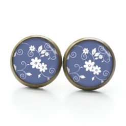 Ohrstecker, Ohrhänger, Clipse & Druckknopf – Motiv Weiß Blumen auf blauem Hintergrund – Schmuck aus Edelstahl Ohrstecker, Ohrhänger, Clipse & Druckknopf – Motiv Weiß Blumen auf blauem Hintergrund – Schmuck aus Edelstahl