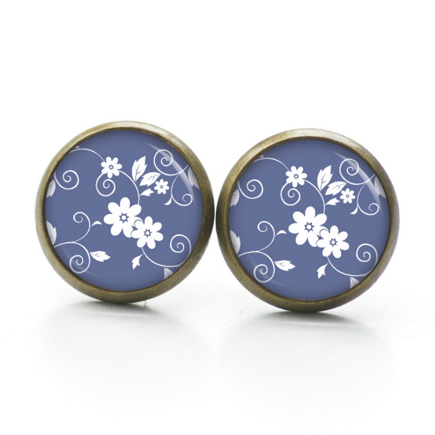 Ohrstecker, Ohrhänger, Clipse & Druckknopf – Motiv Weiß Blumen auf blauem Hintergrund – Schmuck aus Edelstahl Ohrstecker, Ohrhänger, Clipse & Druckknopf – Motiv Weiß Blumen auf blauem Hintergrund – Schmuck aus Edelstahl