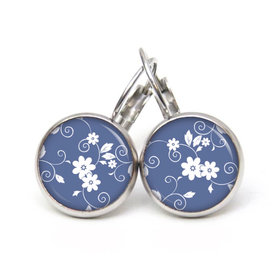 Ohrstecker, Ohrhänger, Clipse & Druckknopf – Motiv Weiß Blumen auf blauem Hintergrund – Schmuck aus Edelstahl Ohrstecker, Ohrhänger, Clipse & Druckknopf – Motiv Weiß Blumen auf blauem Hintergrund – Schmuck aus Edelstahl