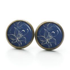 Ohrstecker, Ohrhänger, Clipse & Druckknopf – Motiv Zarte Lilie in Blau – Schmuck aus Edelstahl Ohrstecker, Ohrhänger, Clipse & Druckknopf – Motiv Zarte Lilie in Blau – Schmuck aus Edelstahl