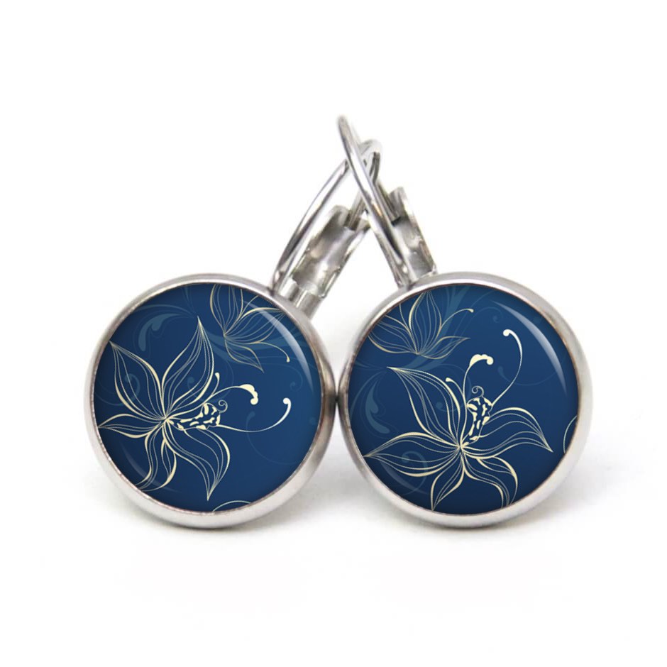 Ohrstecker, Ohrhänger, Clipse & Druckknopf – Motiv Zarte Lilie in Blau – Schmuck aus Edelstahl Ohrstecker, Ohrhänger, Clipse & Druckknopf – Motiv Zarte Lilie in Blau – Schmuck aus Edelstahl