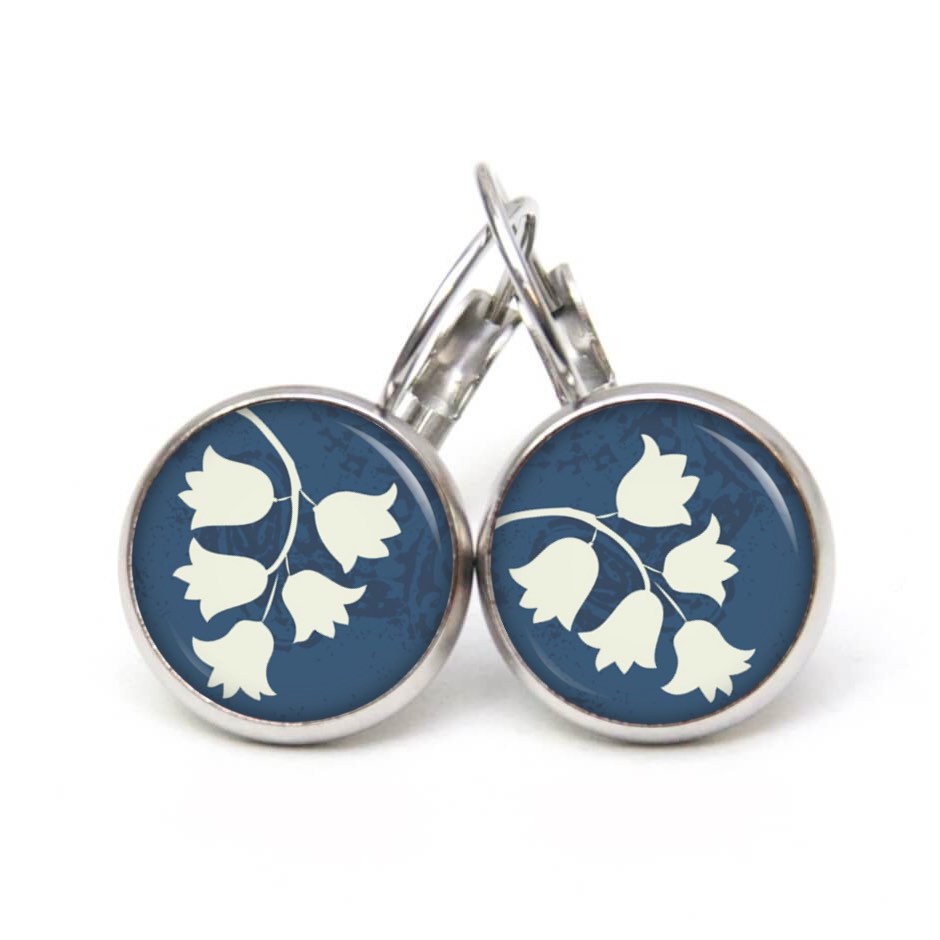Ohrstecker, Ohrhänger, Clipse & Druckknopf – Motiv Weiß blaue Glockenblumen – Schmuck aus Edelstahl Ohrstecker, Ohrhänger, Clipse & Druckknopf – Motiv Weiß blaue Glockenblumen – Schmuck aus Edelstahl
