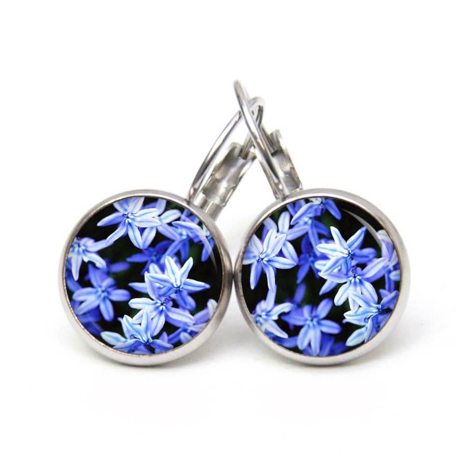 Ohrstecker, Ohrhänger, Clipse & Druckknopf – Motiv Hellblaue Blumen – Schmuck aus Edelstahl Ohrstecker, Ohrhänger, Clipse & Druckknopf – Motiv Hellblaue Blumen – Schmuck aus Edelstahl