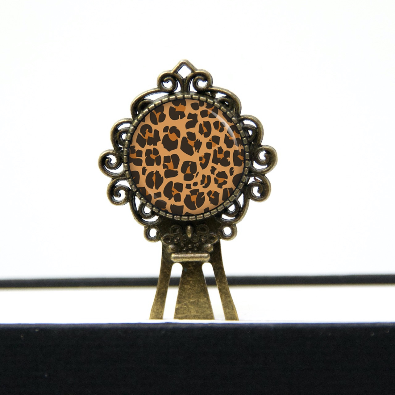 Lesezeichen Klammer mit tollem Leoparden Muster Ohrstecker, Ohrhänger, Clipse & Druckknopf - Motiv Leopard - Schmuck aus Edelstahl