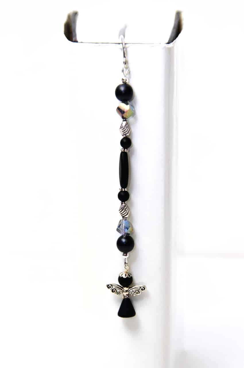 Lesezeichen schwarz mit Engel als Anhänger Lesezeichen Engel in zartem lila mit ornament Perlen