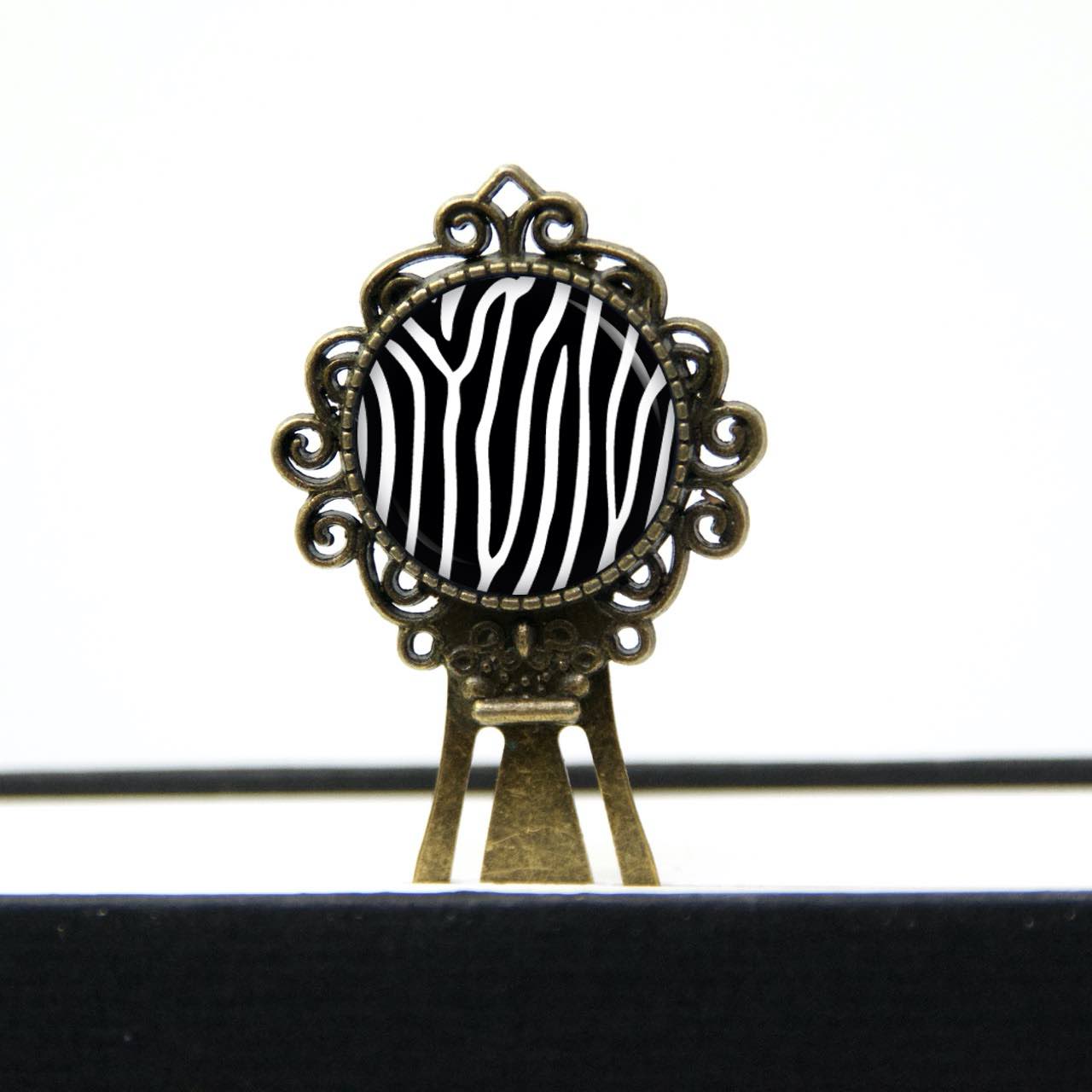 Lesezeichen Klammer mit tollem Zebra Muster in schwarz weiß Lesezeichen Klammer mit schwarz weißer Pusteblume