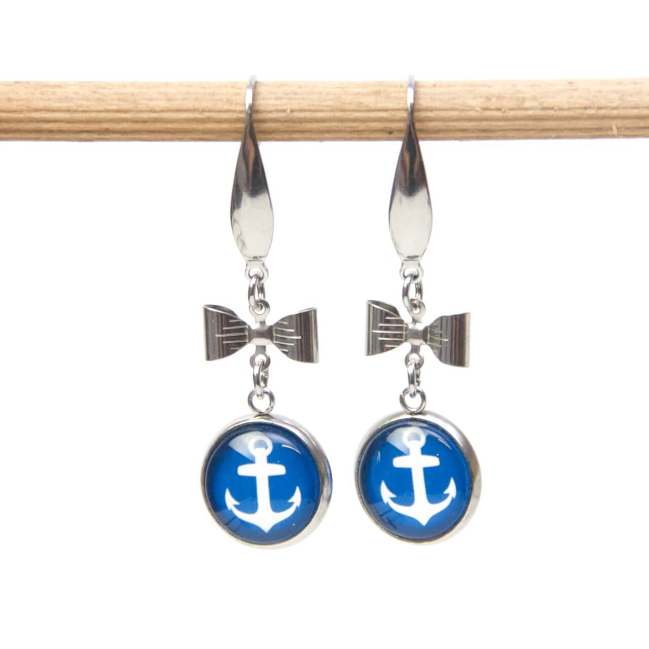Edelstahl Ohrhänger mit kleiner Schleife und Anker in blau Edelstahl Ohrhänger mit kleiner Schleife und Anker in blau