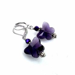 Edelstahl Ohrringe mit zauberhaften Schmetterlings Kristall violett Edelstahl Ohrringe mit zauberhaften Schmetterlings Kristall violett