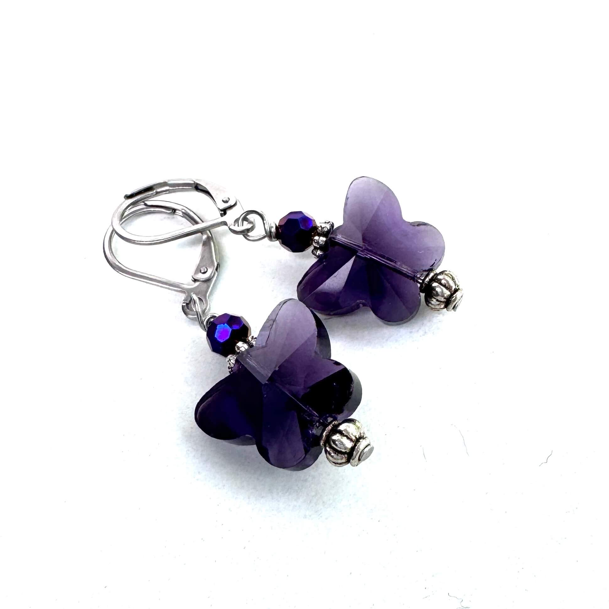 Edelstahl Ohrringe mit zauberhaften Schmetterlings Kristall violett Edelstahl Ohrringe mit zauberhaften Schmetterlings Kristall violett