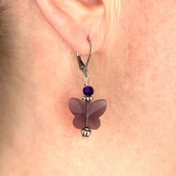Edelstahl Ohrringe mit zauberhaften Schmetterlings Kristall violett Edelstahl Ohrringe mit zauberhaften Schmetterlings Kristall violett