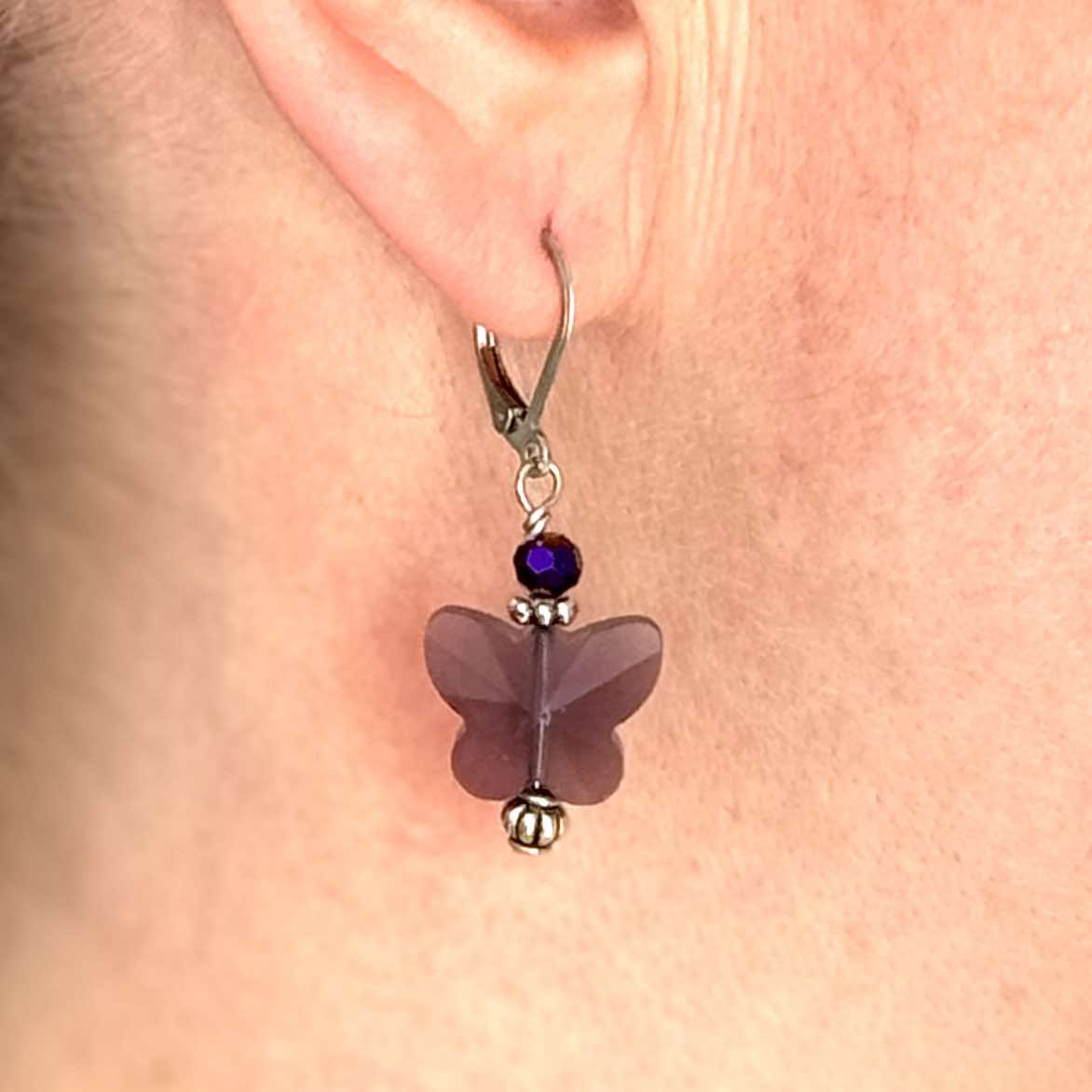 Edelstahl Ohrringe mit zauberhaften Schmetterlings Kristall violett Edelstahl Ohrringe mit zauberhaften Schmetterlings Kristall violett