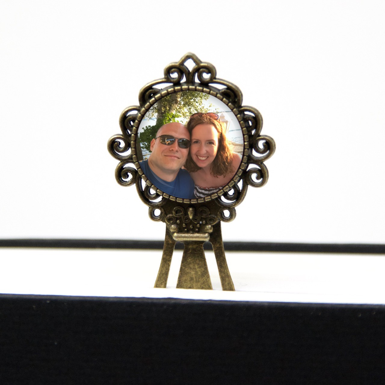 Bronzene Lesezeichen Klammer mit Foto personalisiert – Geschenkidee Lesezeichen Klammer mit eigenem Foto Bild - Geschenkidee Muttertag