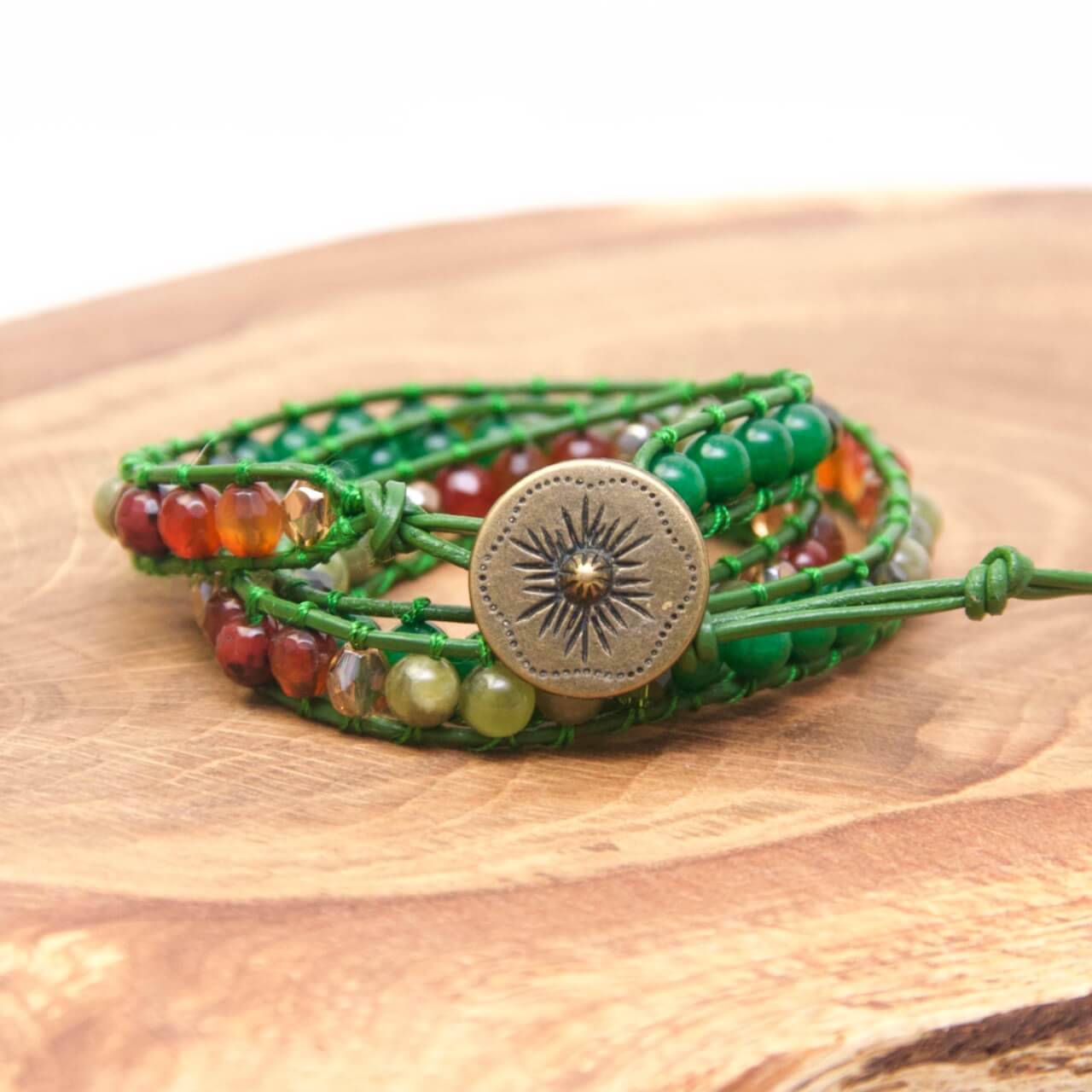 Wickelarmband aus Leder mit Jadeperlen – Just Trisha Wickelarmband aus Leder mit Jadeperlen - Just Trisha