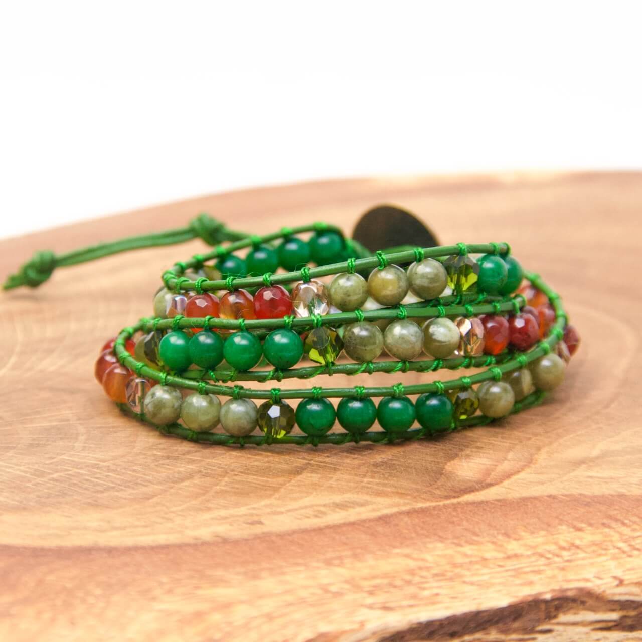 Wickelarmband aus Leder mit Jadeperlen – Just Trisha Wickelarmband aus Leder mit Jadeperlen - Just Trisha